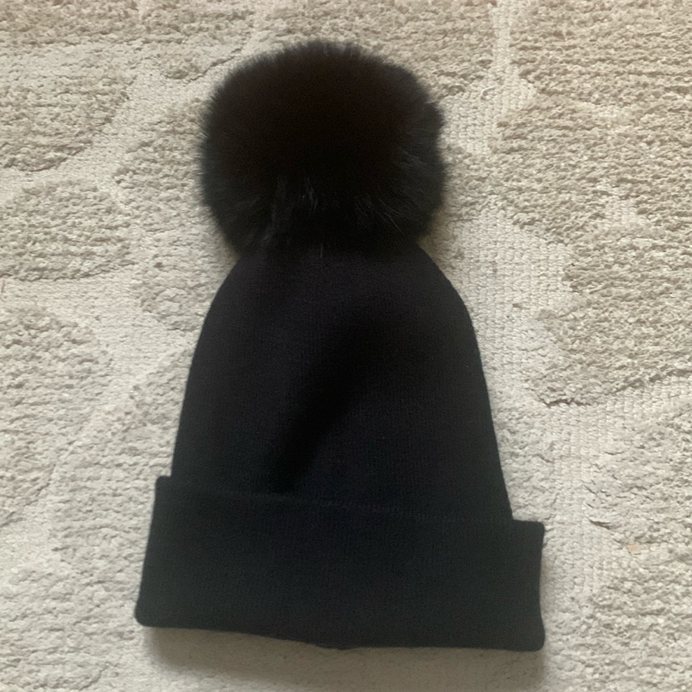 Women’s black winter touque. Faux fur pom pom!